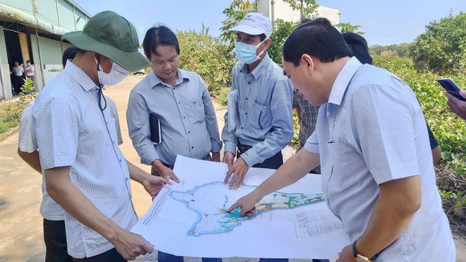 Ông Nguyễn Thanh Nhàn (bìa trái) đang khảo sát tại Nhà máy xử lý rác tại ấp Bãi Bổn, xã Hàm Ninh /// ẢNH: HOÀNG TRUNG